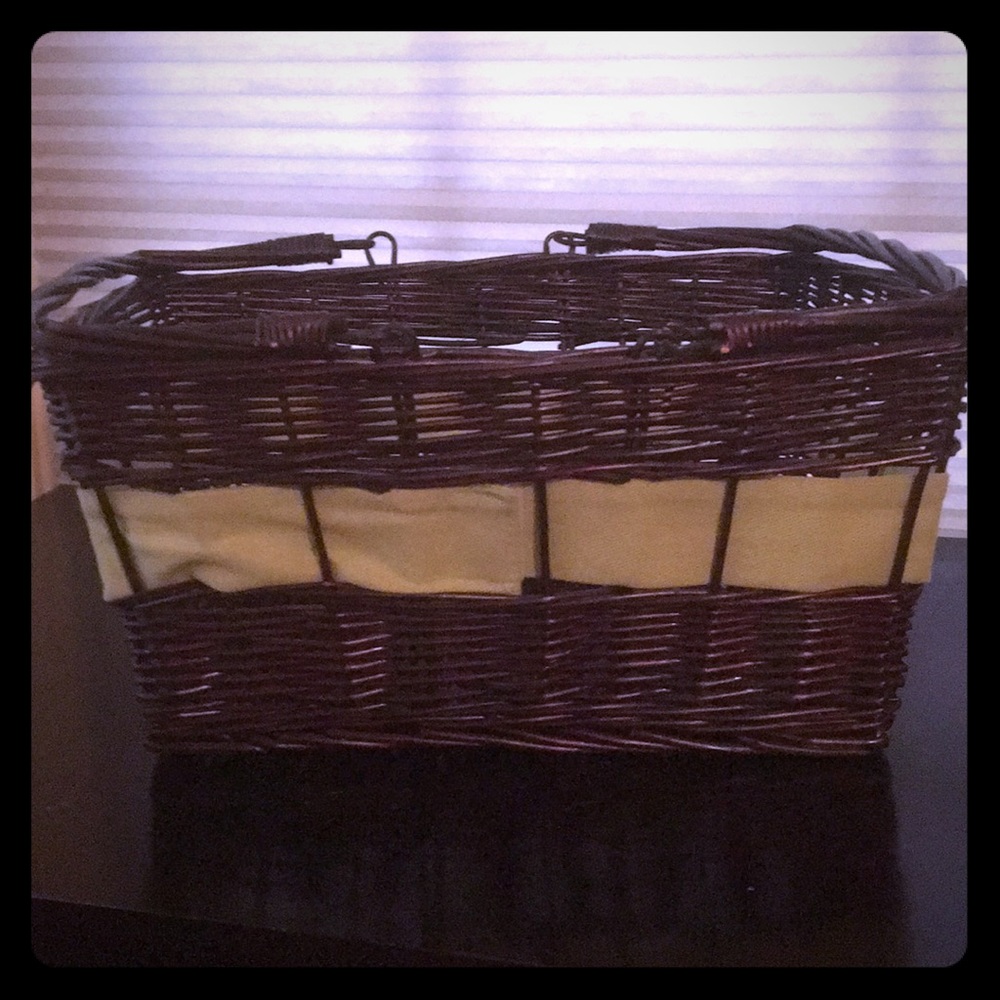 Picnic style wicker basket w/o lid